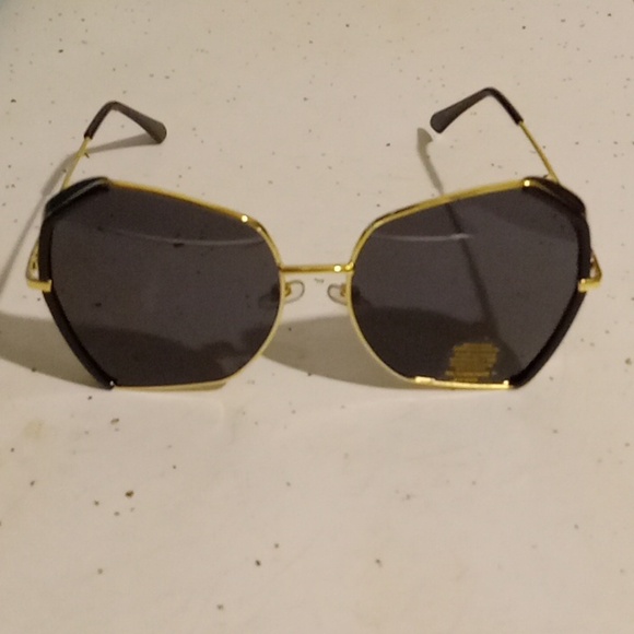Fashion " Black & Gold " Butterfly Sunglasses - Picture 1 of 7